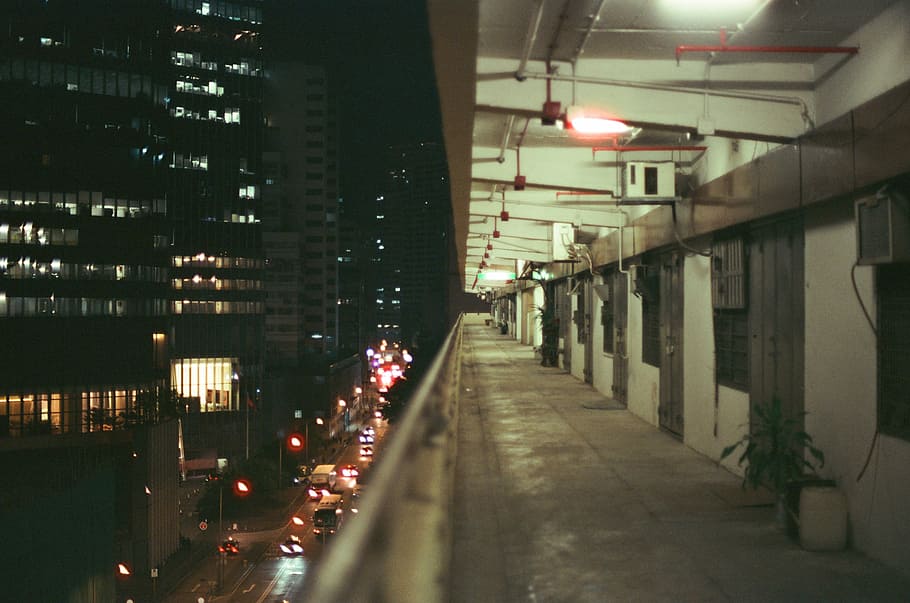 selectiu, focalitzar la fotografia, baranes, de gran alçada, edificis, nit, desolada, motel, balcó, fosc, edifici, ciutat, carrer, llum, trànsit, fàbrica, gallrey, cotxe, urbà, vida nocturna, il·luminat, arquitectura, estructura construïda, exterior de l'edifici, equips d’il·luminació, cap gent, en fila, direcció, el camí a seguir, exterior d’edifici d’oficines, perspectiva decreixent, transport, a l'aire lliure, passadís, arcade, absència, gratacels, 5K