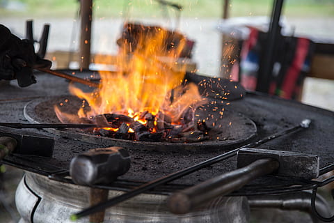 forjar, foc, esse de camp, cremant, calor - temperatura, foc - fenomen natural, flama, equipament per a la llar, material de fusta, estri de cuina, menjar i beguda, moviment, menjar, naturalesa, cap gent, preparació, enfocament selectiu, primer pla, a l'interior, dia, registre, fusta, foguera, 5K, CC0, domini públic, lliure de regalies