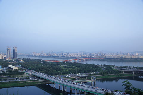 noduri de schimb, eungbongsan, vară, arhitectură, construită, exteriorul clădirii, oraș, apă, conexiune, peisaj urban, cer, pod, pod - om construit, râu, clădire, nici o persoana, natură, transport, vedere în unghi mare, zonă rezidențială, destinații de călătorie, exteriorul clădirii de birouri, zgârie-nori, în aer liber, modern, 5K, CC0, domeniu public, fără drepturi de autor