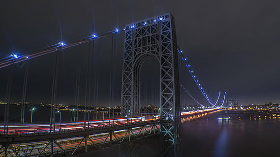 arquitectura, difuminar, puente, edificio, ciudad, Luces de la ciudad, conexión, construcción, céntrico, oscuridad, noche, autopista, ligero, rayas de luz, al aire libre, reflexión, río, la carretera, tráfico, sistema de transporte, viaje, urbano, agua, puente - estructura hecha por el hombre, lugar famoso, Estados Unidos, nueva York, escena urbana, puente colgante, paisaje urbano, estructura construida, iluminado, transporte, destinos de viaje, larga exposición, movimiento, sendero de luz, Ingenieria, rascacielos, la vida nocturna, 5K, CC0, dominio público, libre de derechos