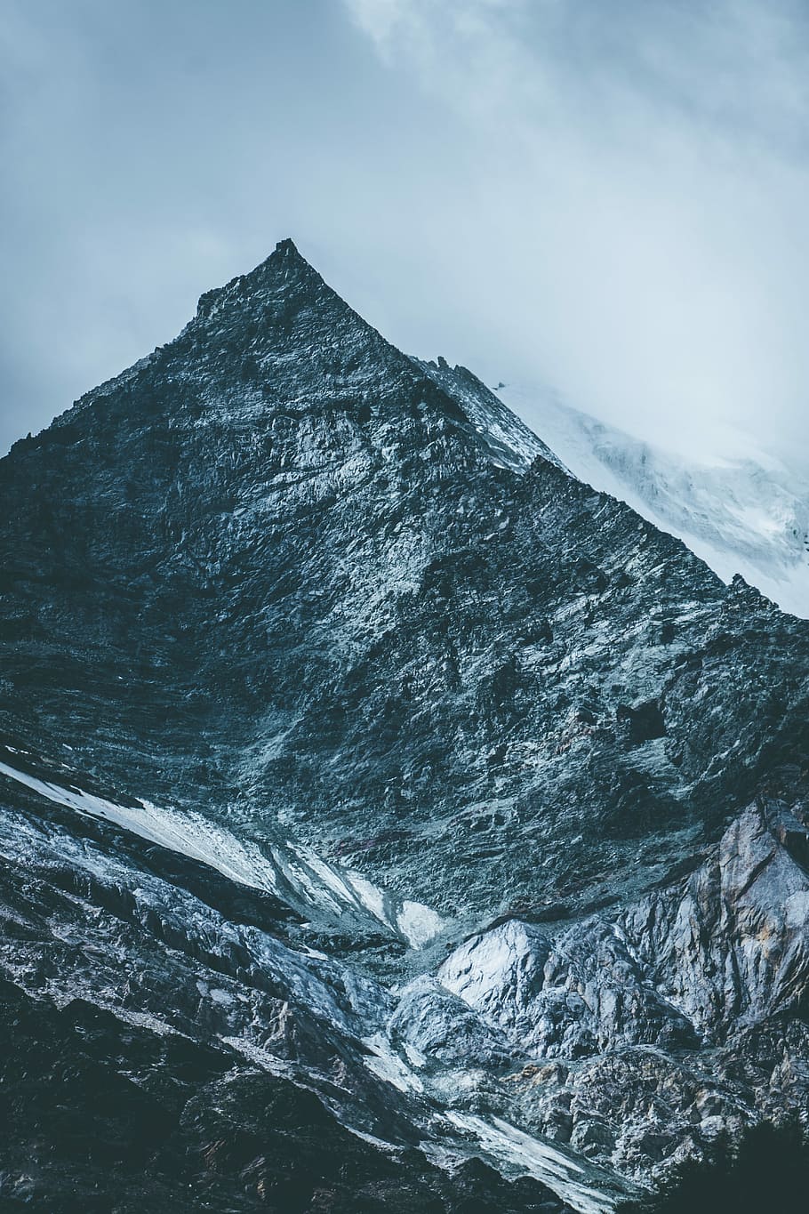 neu, cobert, fotografia de muntanya, foto, muntanya, blanc, núvols, durant el dia, zermatt, cim de muntanya, fred, bellesa a la natura, hivern, cel, temperatura de fred, escenics - natura, dia, escena no urbana, rock, tranquil·litat, naturalesa, cap gent, Serra, escena tranquil·la, medi ambient, rock - object, sòlid, idíl·lic, a l'aire lliure, formació, muntanya nevada, aigua que flueix, 5K