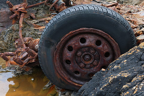 tecnologia, ruota, meccanicamente, guidare, pneumatico, metallo, arrugginito, obsoleto, danneggiato, giorno, abbandonato, mezzi di trasporto, deterioramento, declino, natura, cerchio, nessuno, corri giù, vista dall'alto, forma geometrica, terra, campo, all'aperto, inquinamento, sporco, fango, 5K, CC0, dominio pubblico, privo di copyright