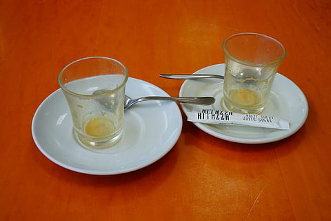 drikke, glas, tom, beruset, underkop, drikkeglas, forfriskning, ingen mennesker, mad og drikke, farvet baggrund, bord, husholdningsudstyr, indendørs, ske, stilleben, kop, køkkenredskaber, friskhed, porcelæn, tekst, mad, høj vinkel visning, spise redskaber, bakke, te kop, 5K, CC0, offentligt domæne, royaltyfrie