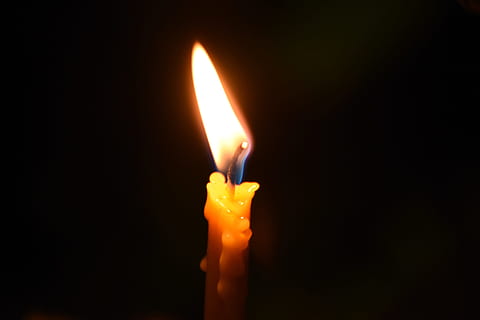 candela, luce, buio, fiamma, fuoco - fenomeno naturale, ardente, calore - temperatura, raggiante, notte, fuoco, illuminato, avvicinamento, natura, in casa, sfondo nero, cera, nessuno, colore arancione, fusione, attrezzatura per l'illuminazione, girato in studio, stanza domestica, luminosa, luminosità, 5K, CC0, dominio pubblico, privo di copyright