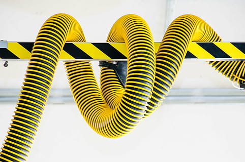 giallo, nero, stare in piedi, avvolto, tubo flessibile, tecnologia, fuoco, conduttura, industria, nessuno, spirale, avvicinamento, concentrarsi sulle conoscenze acquisite, in casa, forma, a strisce, design, girato in studio, luce del sole, pila, giorno, natura, creatività, di fila, modello, gruppo di oggetti, abbondanza, 2K, CC0, dominio pubblico, privo di copyright