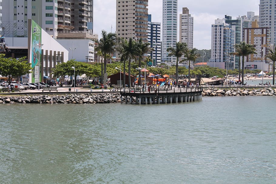 Orla, mar, spiaggia, architettura, esterno dell'edificio, struttura costruita, città, acqua, costruzione, lungomare, albero, pianta, edificio per uffici esterno, natura, giorno, persone accessorie, quartiere residenziale, vita di città, mezzi di trasporto, fiume, modo di trasporto, ufficio, grattacielo, paesaggio urbano, 4K