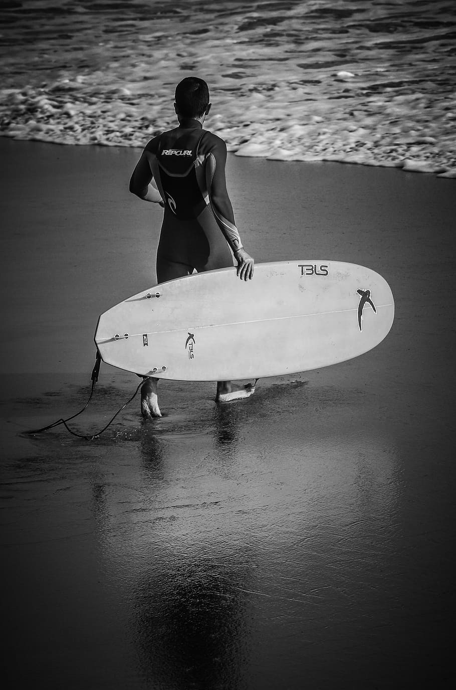 surfovat, pláž, mořské vlny, písek, surfovat, pláž, moře, vln, tablista, sportovní, surfař, skate surfování, Černý a bílý, surf, lidé, voda, venku, surfování, vodní sport, muži, námořní plavidlo, jedna osoba, sport, rekreační pronásledování, Příroda, plná délka, odraz, pouze jedna žena, skutečných lidí, životního stylu, volnočasové aktivity, den, sportovní vybavení, krása v přírodě, 4K