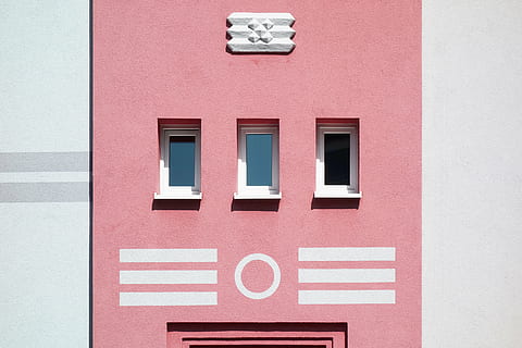rosa, blanc, concret, edifici, arquitectura, infraestructura, paret, disseny, estructura construïda, finestra, exterior de l'edifici, cap gent, color rosa, dia, comunicació, signe, funció de construcció de parets, text, a l'aire lliure, vermell, guió occidental, nombre, marc complet, informació, barri residencial, seguretat, 5K, CC0, domini públic, lliure de regalies