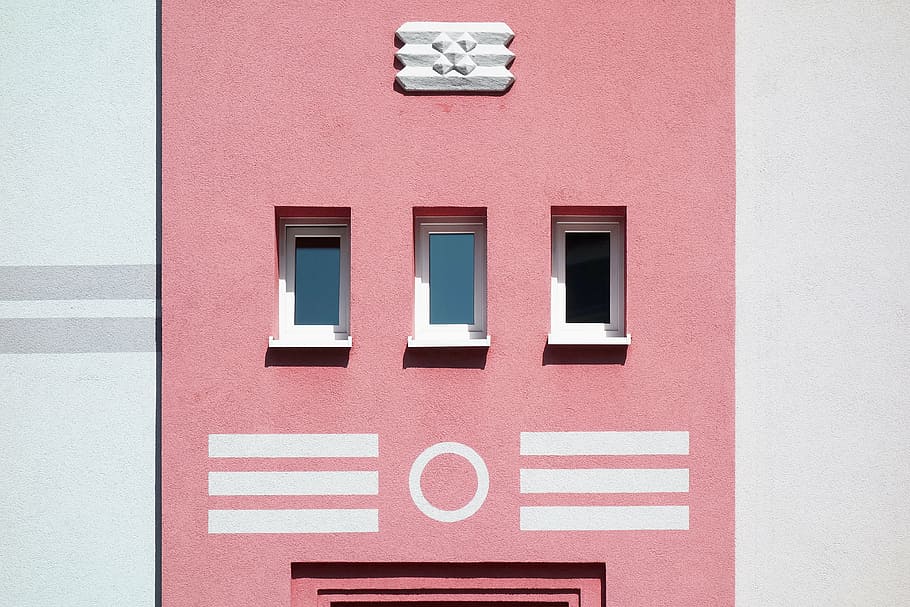 rosa, blanc, concret, edifici, arquitectura, infraestructura, paret, disseny, estructura construïda, finestra, exterior de l'edifici, cap gent, color rosa, dia, comunicació, signe, funció de construcció de parets, text, a l'aire lliure, vermell, guió occidental, nombre, marc complet, informació, barri residencial, seguretat, 5K