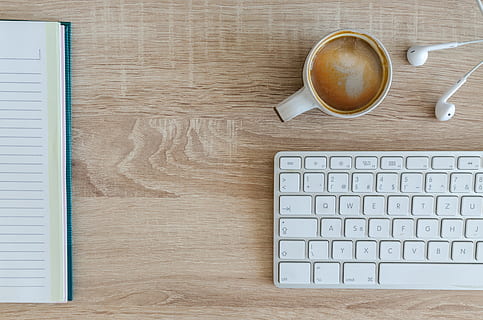 hoch, Winkelsicht, Kaffeetasse, Tabelle, Kaffee, Tasse, Schreibtisch, dokumentieren, Getränk, Kopfhörer, Internet, Tastatur, Notizbuch, Notizblock, Büro, Seite, Papier-, Technologie, Weiß, hölzern, Arbeitsplatz, Kaffee trinken, Becher, Computer, Erfrischung, Computerausrüstung, Essen und Trinken, direkt darüber, Computer Tastatur, Kommunikation, kabellose Technologie, drinnen, Holz - Material, Verbindung, keine Leute, schaumiges Getränk, Geschirr, 5K, CC0, gemeinfrei, lizenzfrei