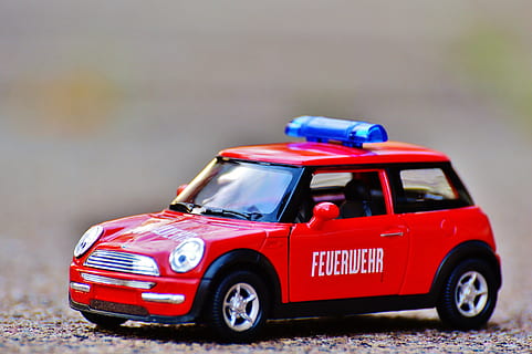 Feuer, Mini Cooper, Auto, Modellauto, rot, blaues Licht, Fahrzeug, Spielzeuge, Spielzeugauto, Unfälle und Katastrophen, Dringlichkeit, Transport, Transportmittel, Kraftfahrzeug, Spielzeug, Landfahrzeug, Fokus auf den Vordergrund, Tag, keine Leute, Stadt, Retro-Stil, Nahansicht, Text, Bewegung, Sicherheit, 4K, CC0, gemeinfrei, lizenzfrei