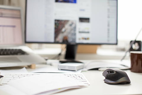 valikoiva, keskittyä valokuvaukseen, langaton, näppäimistö, hiiri, valkoinen, puinen, vastaanotto, monitori, tietokone, kannettava tietokone, MacBook, omena, pöytä, Facebook, Internet, sosiaalinen media, muistikirja, Pöytätietokone, tekniikka, toimisto, yritystoiminta, tietokoneen näyttö, sisällä, liiketoiminta, tietokoneen näppäimistö, huonekalut, tietokonelaitteisto, työskentely, ammatti, langaton tekniikka, ihmiset, yhteys, keskittyä etualalle, paperi, viestintä, aikuinen, lankapuhelin, 5K, CC0, public domain, rojaltivapaa