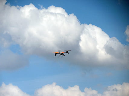 nero, rosso, quadcopter, volo, fuco, controllato a distanza, volare, modello, quadricoptero, videografia aerea, macchina volante, quadrotor, elica, galleggiabilità, modello di elicottero, cielo, nuvole, volante, aereo, veicolo aereo, nuvola - cielo, mezzi di trasporto, modo di trasporto, in movimento, spettacolo aereo, Inquadratura dal basso, natura, nessuno, movimento, giorno, blu, mezz'aria, all'aperto, viaggio, fumo - struttura fisica, scia di vapore, acrobatica aerea, 2K, CC0, dominio pubblico, privo di copyright