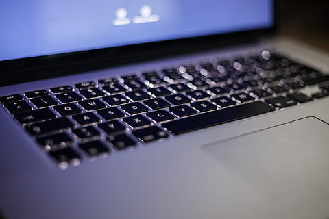 convertit, MacBook, pro, teclat, portàtil, ordinador, clau, botó, mac, pantalla, blau, tastatur, bokeh, amic, malva, brillar, escriure, tecnologia, equips informàtics, a l'interior, tecnologia sense fils, comunicació, teclat d’ordinador, primer pla, connexió, part de l’ordinador, tir de l'estudi, cap gent, Internet, xarxa d’ordinadors, clau d’ordinador, equipament, enfocament selectiu, indústria electrònica, xarxes socials, equipament elèctric, porpra, 5K, CC0, domini públic, lliure de regalies