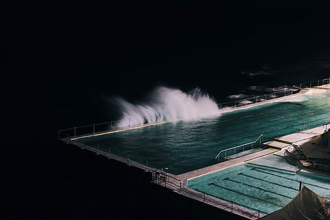 rettangolare, blu, nuoto, piscina, notte, onda Marina, sbattere, diga, dimensione olimpica, onda, spruzzo, ricorrere, nero, buio, acqua, oceano, tempo metereologico, tempesta, mare, nuotare, movimento, nessuno, movimento sfocato, lunga esposizione, natura, velocità, mezzi di trasporto, copia spazio, potere in natura, all'aperto, vista dall'alto, energia, nave nautica, illuminato, sport, sfondo nero, 720P, CC0, dominio pubblico, privo di copyright
