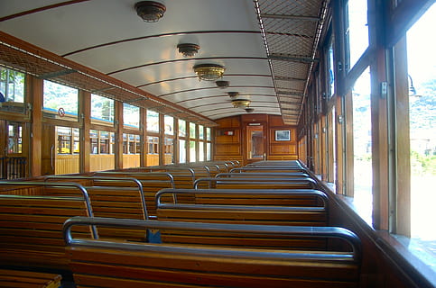 vagó, interior, tren, zugfahrt, ferrocarril, seient, finestra, a l'interior, absència, en fila, buit, cap gent, cadira, manera de transport, dia, interior del vehicle, transport, equips d’il·luminació, vidre - material, arquitectura, repetició, transport públic, transport per ferrocarril, taula, sostre, 1080P, CC0, domini públic, lliure de regalies