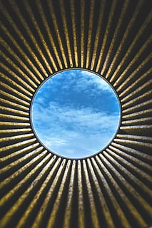 rodó, blau, blanc, forat, cel, baix, fotografia d'angle, núvols cirrus, cercle, edifici, núvol, núvol - cel, patró, cap gent, dia, forma geomètrica, naturalesa, llum solar, metall, forma, a l'aire lliure, fons, arquitectura, estructura construïda, ratlles, marc complet, primer pla, disseny, vista d’angle baix, ferro, corrugat, 5K, CC0, domini públic, lliure de regalies