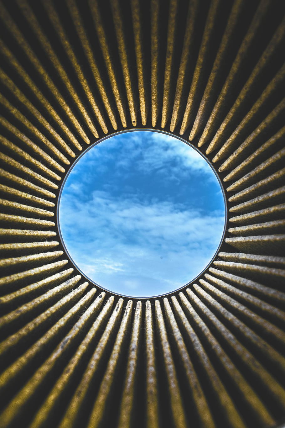 rodó, blau, blanc, forat, cel, baix, fotografia d'angle, núvols cirrus, cercle, edifici, núvol, núvol - cel, patró, cap gent, dia, forma geomètrica, naturalesa, llum solar, metall, forma, a l'aire lliure, fons, arquitectura, estructura construïda, ratlles, marc complet, primer pla, disseny, vista d’angle baix, ferro, corrugat, 5K