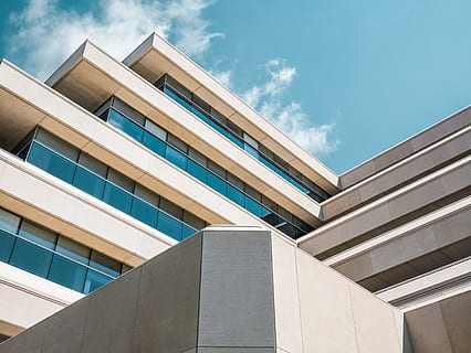 niedrig, Winkel Foto, Beige, Beton, Gebäude, wolkig, Himmel, Gebäudefoto, Fenster, die Architektur, Fassade, Büro, Winkel, Dach, Glas, Außen, städtisch, Stadt, modern, draußen, gebaute Struktur, Gebäudehülle, Wohngegend, Wohneigentum, keine Leute, Geschäft, Wohnung, Blau, Gebäudefunktion, Natur, wolke - himmel, Luxus, Bürogebäude außen, 4K, CC0, gemeinfrei, lizenzfrei