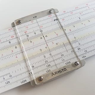 numerale, scala, misurare, ingegneria, regola di calcolo, calcolo, analogico, matematica, in casa, numero, carta, nessuno, avvicinamento, testo, vista dall'alto, cultura artistica e intrattenimento, strumento di misura, natura morta, precisione, singolo oggetto, Colore bianco, formazione scolastica, girato in studio, comunicazione, finanza, pagina, 2K, CC0, dominio pubblico, privo di copyright