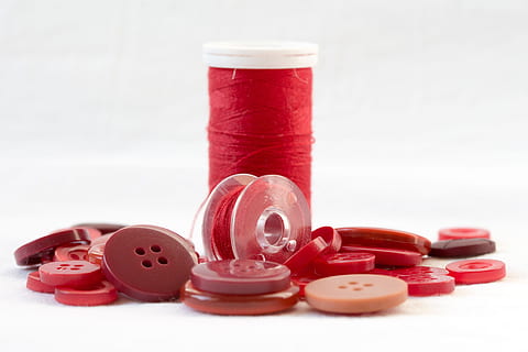 rojo, carrete de hilo, rodeado, hilo, rojo, orbe, botones, orbe, de coser, material, textil, huso, Fondo blanco, foto de estudio, nadie, de cerca, adentro, salud y medicina, gran grupo de objetos, medicina, píldora, dosis, comida y bebida, enfoque selectivo, grupo de objetos, apilar, envase, variación, naturaleza muerta, botella, cápsula, 4K, CC0, dominio público, libre de derechos