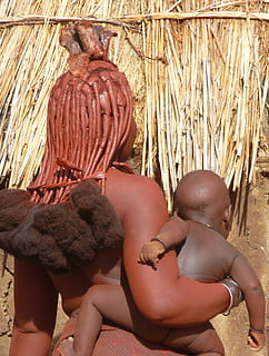mujer, que lleva, niño, lado derecho, himba, Namibia, África, huevo, Africa Sub-sahariana, indígena, cultura, gente real, gente, estilos de vida, sin camisa, adulto, vista trasera, tres cuartos de longitud, día, Arte y artesanía, naturaleza, unión, representación, representación humana, hombres, actividad de ocio, peinado, 2K, CC0, dominio público, libre de derechos