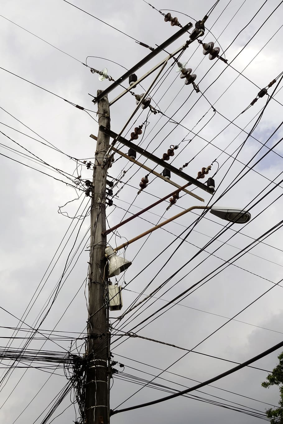 creació de xarxes, embolic, cablejat, corrent, electricitat, línia elèctrica, connexió, línia, instal·lació elèctrica, cable, Font d'alimentació, piló d’electricitat, vista d’angle baix, complexitat, cel, tecnologia, generació de combustible i energia, cap gent, naturalesa, dia, a l'aire lliure, pol, equips d’il·luminació, núvol - cel, pal de telèfon, metall, enredat, equipament elèctric, línia telefònica, 4K