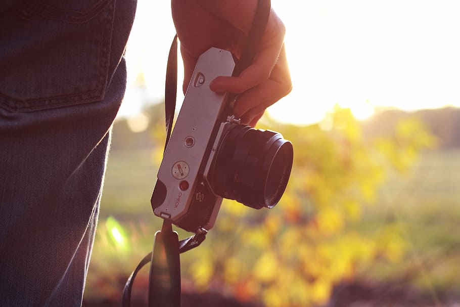 person, bedrift, bro kamera, dagtimerne, grå, sort, kamera, hånd, solnedgang, fotografering, jeans, solopgang, årgang, billede, interesse, opdage, og, vild, verden, en person, menneskelig hånd, fokus på forgrunden, sollys, natur, fotografering temaer, midsection, menneskelig kropsdel, voksen, tæt på, dag, teknologi, himmel, linseflare, udendørs, herrer, fotograf, 5K