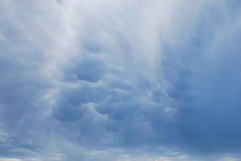 hvid, overskyet, himmel, dagtimerne, skyer, blå, natur, vejr, dag, luft, sky - himmel, udendørs, klima, baggrunde, cloudscape, scenics, sommer, meteorologi, cumulus sky, fluffy, stratosfæren, plads, skønhed i naturen, kun himmel, hvid farve, scenics - natur, ingen mennesker, miljø, vind, ro, atmosfære, dramatisk himmel, tjavsede, 4K, CC0, offentligt domæne, royaltyfrie