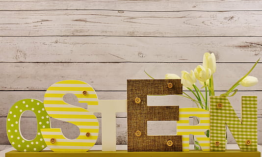 giallo, Marrone, lettere autonome, Pasqua, lettering, testo, primavera, buona Pasqua, font, fiore, nessuno, legno - materiale, comunicazione, in casa, giorno, architettura, natura, tavolo, natura morta, pianta fiorita, pianta, caratteristica della parete, freschezza, direttamente sopra, struttura costruita, avvicinamento, 5K, CC0, dominio pubblico, privo di copyright