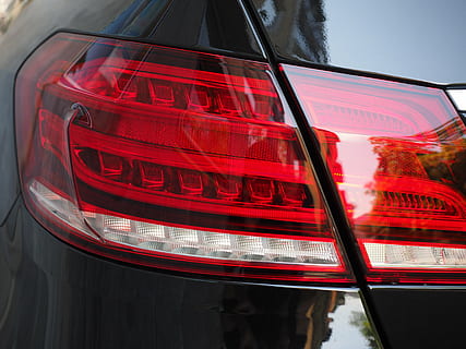 køretøj baglygte, auto, baglygte, stop lampe, rød, led, køretøj, bilhale lys, led lys, transportform, bil, motor køretøj, ingen mennesker, transportmidler, land køretøj, meddelelse, afspejling, by, dag, skilt, tæt på, udendørs, belysningsudstyr, glas - materiale, tekst, lav vinkel visning, arkitektur, 4K, CC0, offentligt domæne, royaltyfrie