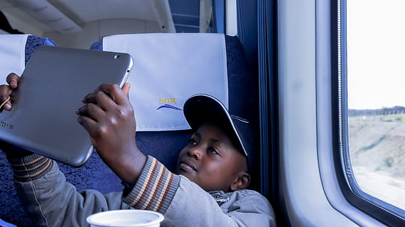 ansigt, sort, tog, ung, person, hoved, hud, leder, lykkelig, afrikansk, ekspression, ungdom, sund og rask, hat, stil, mode, rejse, Afrika, Kenya, Mombasa, barn, barndom, transportform, hanner, transportmidler, herrer, drenge, køretøj interiør, afkom, sidder, portræt, offentlig transport, vindue, hovedskud, indendørs, bedrift, teknologi, meddelelse, 4K, CC0, offentligt domæne, royaltyfrie