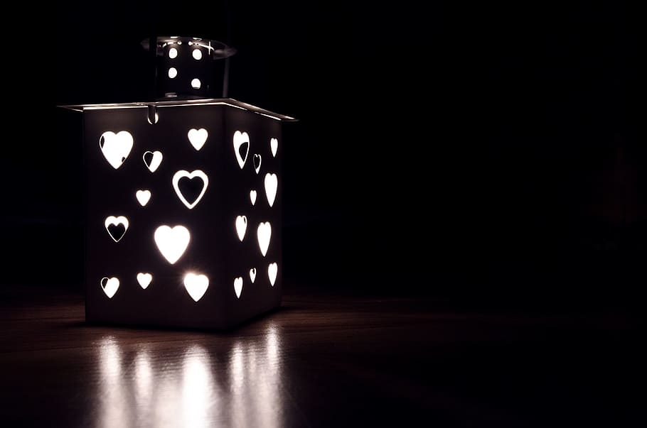 Foto, beleuchtet, Laterne, dunkel, Lampe, Nacht-, Dekoration, Licht, glühen, alt, Platz, dekorativ, Antiquität, Kerze, Blau, Glas, Öl, hell, Abend, Hintergrund, Metall, Jahrgang, Weihnachten, Feuer, Treibstoff, uralt, Kerosin, schwarz, Flamme, brennen, Arabisch, rot, wunderschönen, Camping, romantisch, Karte, Fenster, Frost, hängend, Holz, Dezember, Beleuchtung, kalt, Kopieren, Erleuchtung, rustikal, Taschenlampe, glühend, Leuchter, Herz, Reflexion, drinnen, kopieren sie platz, keine Leute, Studioaufnahme, einzelnes Objekt, Lichtanlage, Licht - natürliches Phänomen, Tabelle, schwarzer Hintergrund, Stillleben, schwarze Farbe, Kunst, Kultur und Unterhaltung, gestalten, glänzend, leer, elektrische Lampe, 4K