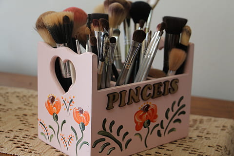 lyserød, blomster, træ-, rack, fyldt op, make-up børste parti, børster, makeup, kunsthåndværk, tekst, indendørs, vestlige script, ingen mennesker, Kunst og håndværk, kreativitet, tæt på, fokus på forgrunden, valg, meddelelse, beholder, variation, stilleben, selektiv fokusering, køkkenredskaber, pensel, hjem interiør, mønster, bord, blomstermønster, 5K, CC0, offentligt domæne, royaltyfrie