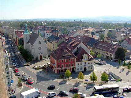 bautzen, budynek, widok, architektura, na zewnątrz budynku, zbudowana struktura, Miasto, wysoki kąt widzenia, samochód, środek transportu, transport, pojazd silnikowy, Droga, pojazd lądowy, ulica, dzielnica mieszkaniowa, dzień, niebo, Natura, drzewo, przypadkowi ludzie, roślina, na dworze, pejzaż miejski, 1080P, CC0, domena publiczna, darmowe zdjęcia