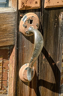rustieke deurklink, oude deurklink, roestig, rustiek, wijnoogst, oud, ijzer, huis, Ingang, houten, deur-, overladen, oude deur, handvat, stijl, deuropening, sleutelgat, hout, antiek, deurklink, gebouw, structuur, knop, slot, voorkant, buitenkant, decoratie, deurknop, grunge, hout - materiaal, geen mensen, detailopname, metaal, veiligheid, bescherming, zonlicht, buitenshuis, dag, schaduw, kunst en ambacht, opknoping, 4K, CC0, publiek domein, royaltyvrij