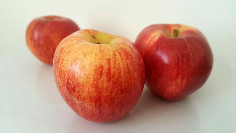 fruit, rode appel, appels, eten en drinken, gezond eten, voedsel, rood, versheid, welzijn, studio opname, detailopname, appel - fruit, binnenshuis, geen mensen, groep objecten, stilleven, drie objecten, focus op de voorgrond, rijp, twee objecten, biologisch, gekleurde achtergrond, dieet, 5K