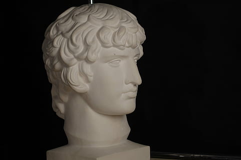 cap, gândire, statuie, bust, persoană, gips, artă și sculptură, reprezentare umană, ambarcațiune, sculptură, reprezentare, nici o persoana, creativitate, a închide, Fundal negru, culoare alba, în interior, un singur obiect, istorie, trecutul, asemănarea bărbaților, spațiu copie, muzeu, stilul clasic, statuie de artă plastică, bogat ornamentat, 2K, CC0, domeniu public, fără drepturi de autor