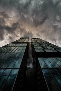 alto, edificio, buio, cielo, grattacielo, finestre, nuvoloso, costruzione, bicchiere, architettura, Torre, esterno, struttura costruita, esterno dell'edificio, nuvola - cielo, città, ufficio, edificio per uffici esterno, Inquadratura dal basso, moderno, alto - alto, vetro - materiale, natura, nessuno, giorno, riflessione, all'aperto, direttamente sotto, distretto finanziario, 4K, CC0, dominio pubblico, privo di copyright