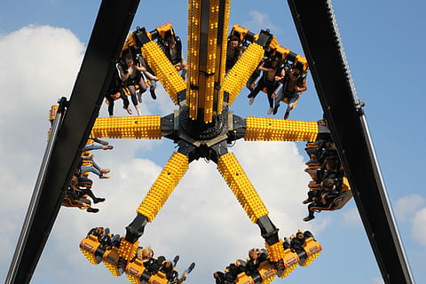 Messe, Antriebsvorrichtung, über Kopf, kopfüber, Himmel, Blau, fliegen, Hektik, der spaß am fahren, Spaß, Nervenkitzel, aufregend, Flachwinkelansicht, Natur, Vergnügungspark, die Architektur, wolke - himmel, Tag, Freizeitpark Achterbahn, gebaute Struktur, draußen, Kunst, Kultur und Unterhaltung, keine Leute, Reiseziele, Gebäudehülle, goldfarben, Glauben, Stadt, Sonnenlicht, Gebäude, direkt darunter, 5K, CC0, gemeinfrei, lizenzfrei
