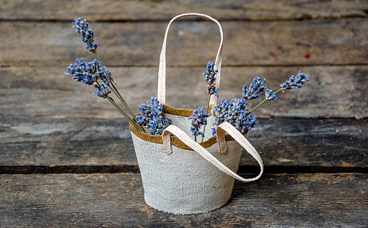 blauw, lavendel, bloemen, wit-bruin, totalisator, zak, mand, samenstelling, paars, hout - materiaal, kunst en ambacht, geen mensen, bloem, tafel, bloeiende plant, detailopname, stilleven, binnenshuis, ambacht, creativiteit, fabriek, tuinieren, focus op de voorgrond, breinaald, textiel, natuur, persoonlijk accessoire, 1080P, CC0, publiek domein, royaltyvrij