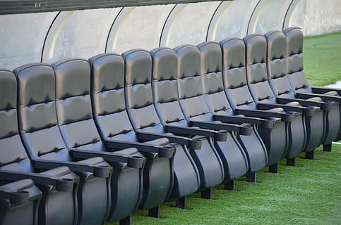 Bank, nyligen, vänta, på rad, upprepning, sida vid sida, arrangemang, ordning, inget folk, dag, gräs, sittplats, sport, metall, stadion, stor grupp av objekt, natur, växt, landa, överflöd, tömma, fält, stol, utomhus, silverfärgad, 4K, CC0, offentligt domän, royaltyfria