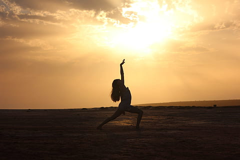 foto di silhouette, donna, yoga, Aperto, campo, Alba, silhouette, foto, campo aperto, tramonto, danza, ballerino, natura, all'aperto, retroilluminato, persone, una persona, cielo, uno stile di vita sano, spiaggia, luce del sole, donne, la libertà, sole, estate, alba - alba, scena tranquilla, crepuscolo, spiritualità, mare, rilassamento, sport, stili di vita, braccia alzate, benessere, gente serena, femmine, esercizio, meditazione, solo un uomo, lunghezza intera, nuvola - cielo, persone reali, attività di svago, colore arancione, braccio umano, equilibrio, terra, bellezza nella natura, gamba, 1080P, CC0, dominio pubblico, privo di copyright