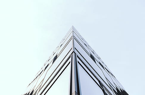 cantonada, edifici de vidre, Berlín, alt, edifici de pujada, baix, fotografia d'angle, angle baix, fotografia, edifici, arquitectura, cel, finestra, blanc, modern, edifici d'oficines, estructura construïda, reflexió, gratacels, vidre - material, negocis, exterior de l'edifici, blau, escena urbana, acer, futurista, façana, torre, industria de la construcció, còpia espai, resum, vista d’angle baix, naturalesa, cap gent, metall, indústria, exterior d’edifici d’oficines, ciutat, transport, alta - alta, cel clar, forma de triangle, a l'aire lliure, aliatge, directament a sota, color plata, 5K, CC0, domini públic, lliure de regalies