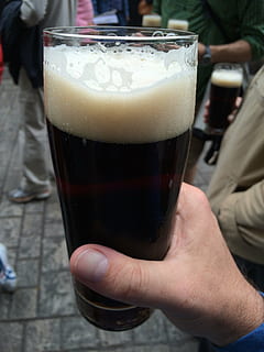 piwo, Niemcy, Twoje zdrowie, piwo - alkohol, alkohol, drink, ludzka ręka, odświeżenie, jedzenie i picie, szkło, dłoń, mężczyźni, prawdziwi ludzie, trzymać, szklanka, część ludzkiego ciała, pienisty napój, wyposażenie domu, skupić się na pierwszym planie, jedna osoba, przypadkowi ludzie, 2K, CC0, domena publiczna, darmowe zdjęcia