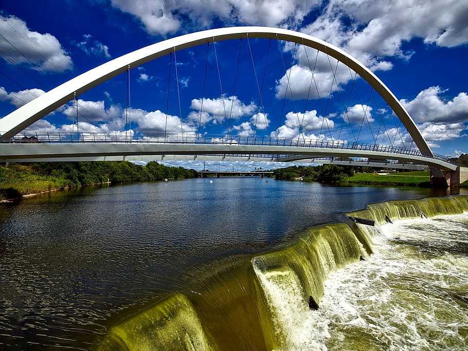blanc, pont, blau, cel, durant el dia, estructura, arquitectura, des moines, Iowa, acer, referència, vianants, hdr, riu, aigua, reflexions, cau, cascada, escènic, núvols, naturalesa, a l'aire lliure, núvol - cel, connexió, estructura construïda, pont - estructura feta per l'home, cap gent, transport, exterior de l'edifici, dia, moviment, destinacions de viatge, escenics - natura, bellesa a la natura, reflexió, pont d’arc, aigua que flueix, que flueix, 1080P