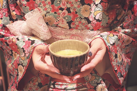 femeie, purtare, roșu, alb, Turcoaz, floral, rochie, deținere, ceramică, castron, femei, o persoana, oameni, ceașcă, cafea - băutură, femele, băutură, stiluri de viață, etnie caucaziană, adult, ceai de ceai, ceai - băutură caldă, gustare, mancare si bautura, doar o femeie, model floral, model, ceai, bautura fierbinte, halbă, oameni adevărați, în interior, prospeţime, midsection, băut, ceai de după-amiază, 1080P, CC0, domeniu public, fără drepturi de autor