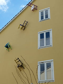 parete, costruzione, finestra, sedia, arte, scultura, dipendere, esterno dell'edificio, struttura costruita, architettura, Inquadratura dal basso, quartiere residenziale, giallo, nessuno, giorno, Casa, caratteristica della parete, attrezzatura per l'illuminazione, natura, all'aperto, cielo, luce del sole, lampione, ombra, vetro - materiale, lampada elettrica, 4K, CC0, dominio pubblico, privo di copyright