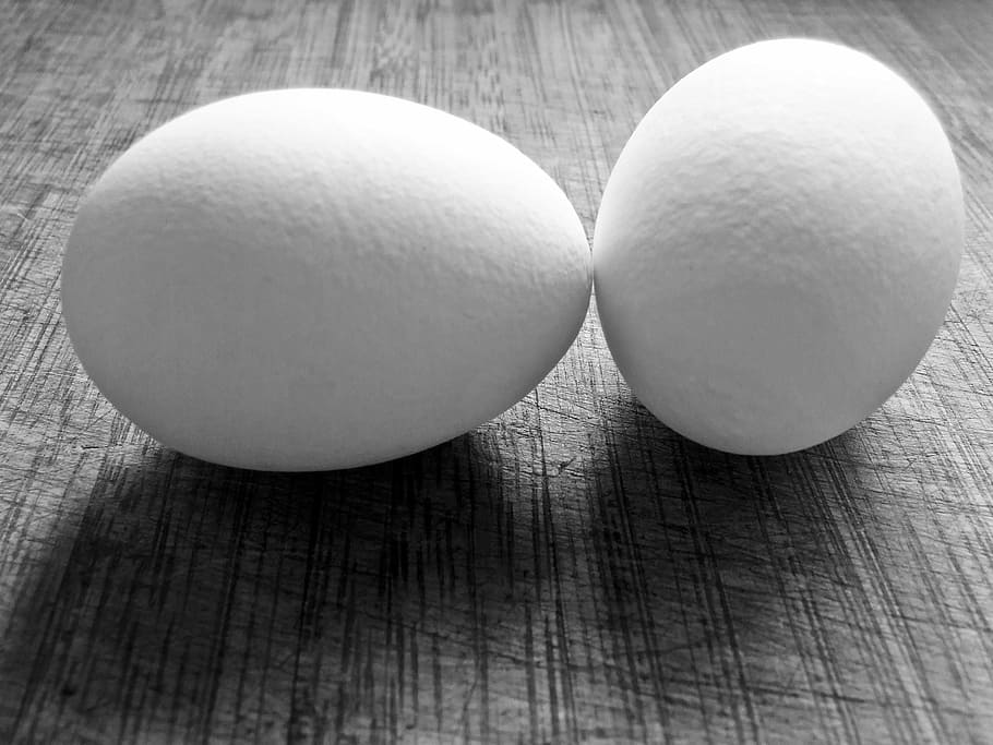fotografia de primer pla, blanc, ous, ous blancs, shell, esmorzar, menjar, fresc, menjar sa, al matí, orgànic, deliciós, fusta, bloc, bloc de fusta, cuina, nutrició, saborós, rústic, ingredient, aliments naturals, ou, primer pla, dos objectes, menjar i beguda, natura morta, a l'interior, taula, cap gent, alimentació saludable, benestar, material de fusta, grup d'objectes, tres objectes, Color blanc, frescor, fragilitat, vulnerabilitat, tir de l'estudi, ous d’animals, 2K