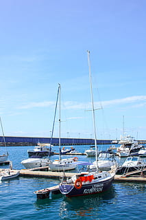 balta, juoda, robinson jachta, šalia, prieplauka, valtys, debesys, dienos šviesa, prijungtas, uostas, vandenynas, lauke, uostą, burlaiviai, jūros, jūros pakrantėje, dangus, transporto sistema, vanduo, vandentakiai, jachtos, laivas, transportavimas, transporto būdas, burlaivis, stiebas, polius, dieną, mėlyna, švartavosi, pobūdį, nėra žmonių, krantinė, debesis - dangus, kelionė, jachta, žvejybos laivas, 5K, CC0, Viešasis domenas, nemokamai